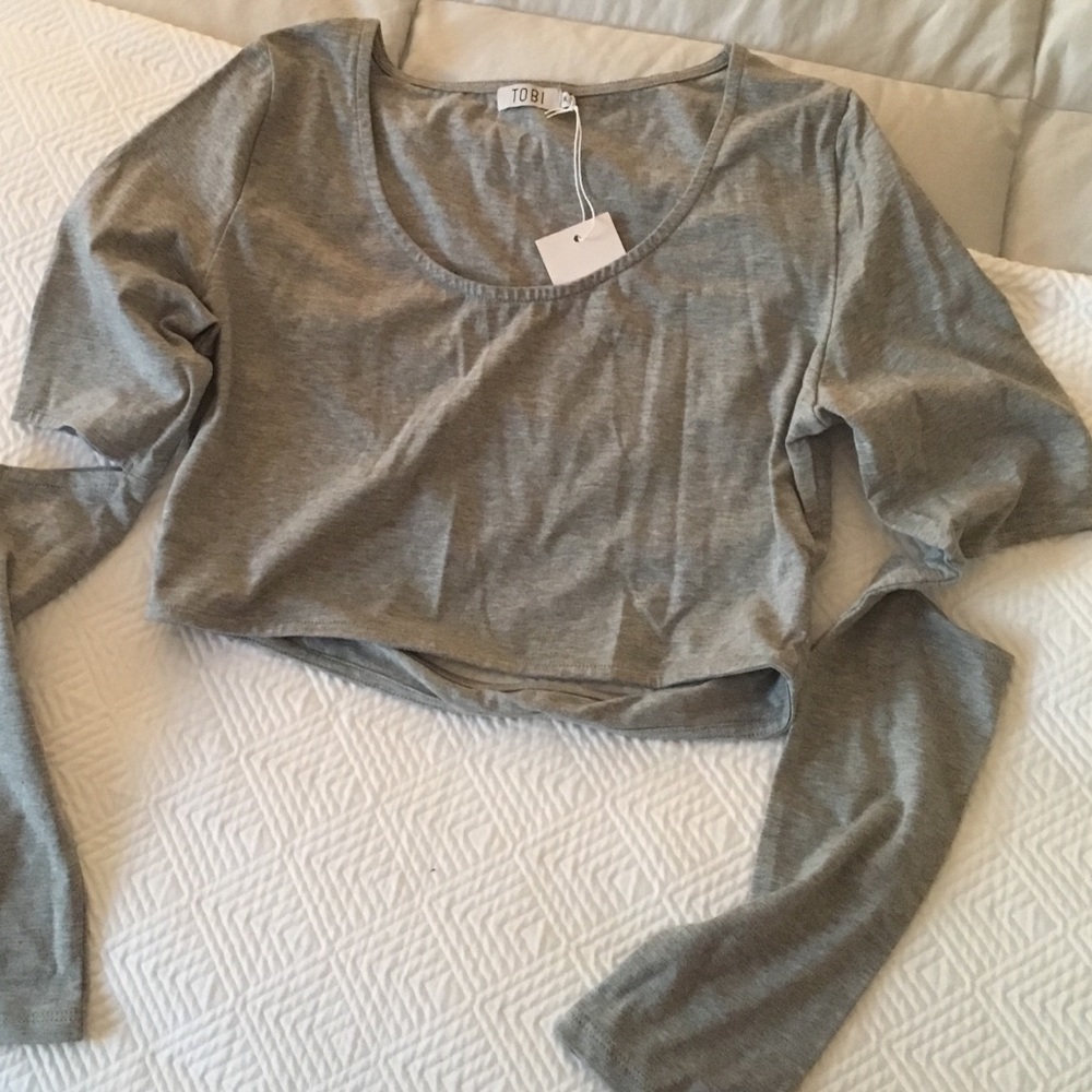 NWT. Tobi cut out elbow crop top